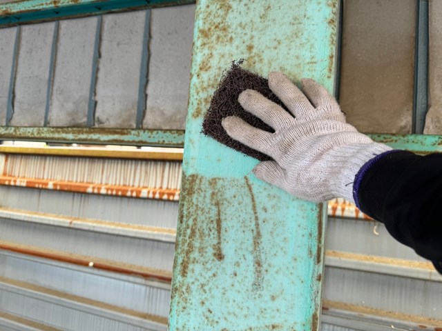 錆びた鉄骨を研磨材でケレン